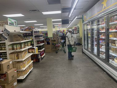 (COVID-19 / Süpermarketler. 28 Mart 2020, Brooklyn, New York: Covid-19 salgını nedeniyle, yumurta, tuvalet kağıdı, peçete ve su gibi bazı ürünler bazı süpermarketlerde kayıp veya ulaşılamaz durumda. Ve onların olduğu yerde bile, insanlar sadece 2 tane alabiliyor.