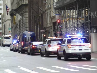 (Covid-19 / New York 'ta Hareket. 29 Mart 2020, New York, ABD: Coronavirus salgını yüzünden Apple mağazası ve Trump Kulesi kapatıldı ve New York 'ta sokaklar boşaldı