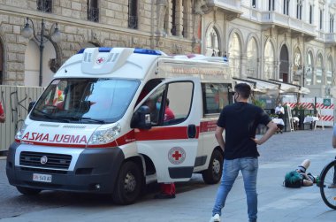 (Milano 'da bir bisikletçinin kazası oldu. 28 Mayıs 2020, Milano, İtalya: Kurtarma ekipleri bir kazada bisiklete binen genç bir kadının yardımına koştu ve birçok kişi bu durumdan etkilendi. 