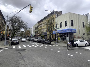 (Boş sokaklar ve Covid-19 'un ortasında park edilmiş tur otobüsleri. 18 Nisan 2020, Brooklyn, New York, ABD: Brooklyn 'de bazı sokaklar boş ve bu Cumartesi şehre vuran covid-19 salgını nedeniyle bazı tur otobüsleri park edilmiş durumda. Ve New York valisi 