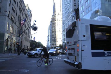 17 Ekim 2020, New York, ABD: İşçiler, New York 'taki Trump Tower' ın önündeki 57. caddede çakıl taşlarıyla yol yüzeyine çıkarken ve soğuk havada ağır araç ve yaya trafiğine yol açarken görüldü. (Fotoğraf: Niyi Fote / TheNews2 / Deposi