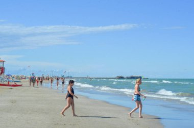 (Rimini 'deki plajda hareketlilik... 4 Eylül 2020, Rimini, İtalya: Pek çok İtalyan ve turist evlerine dönmelerine rağmen, hala plajlarda ve şehirlerde insan dolaşımı yoğun. Okullar bu ay yeniden açılıyor.