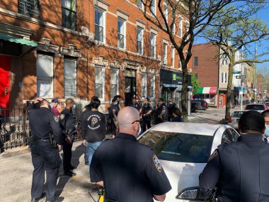 (Polisler iki arkadaş arasındaki soygunu çözmeye çalışırlar. 2 Mayıs 2020, Brooklyn, New York, ABD: Bazı polisler Brooklyn 'deki iki arkadaş arasındaki bir soygun olayını çözmek için çağrıldı. Mahallede bir sürü polis arabası vardı. 