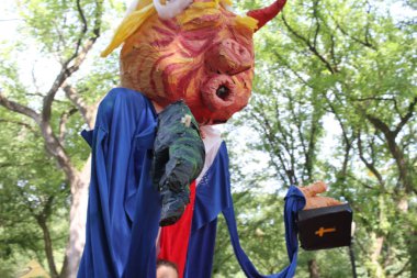 New York, ABD: New York City 'nin bu hafta yeniden açılmasına rağmen, Coronavirus salgını nedeniyle Times Meydanı bölgesinde bazı mağazalar hala kapalı.