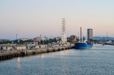 Saat 6 'dan sonra Rimini' de maske kullanmak zorunludur. 6 Eylül 2020, Rimini, İtalya: Eylül ayının ilk haftasında, liman ve Rimini sahillerinde ağır turist ve İtalyanlar dolaşıyorlar. Ve akşam 6 'dan sonra, 