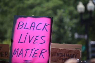 George Floyd 'un ölümü üzerine Beyaz Saray' da protesto. 2 Haziran 2020, Washington DC, ABD: Protestocular, George Floyd 'un Minneapolis' te ölümü üzerine Beyaz Saray önünde kızgınlıklarını ve hayal kırıklıklarını gösteriyorlar