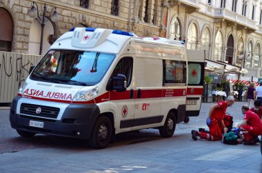 (Milano 'da bir bisikletçinin kazası oldu. 28 Mayıs 2020, Milano, İtalya: Kurtarma ekipleri bir kazada bisiklete binen genç bir kadının yardımına koştu ve birçok kişi bu durumdan etkilendi. 