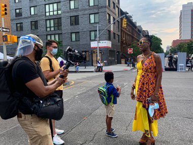 New York, ABD: New York City 'nin bu hafta yeniden açılmasına rağmen, Coronavirus salgını nedeniyle Times Meydanı bölgesinde bazı mağazalar hala kapalı.