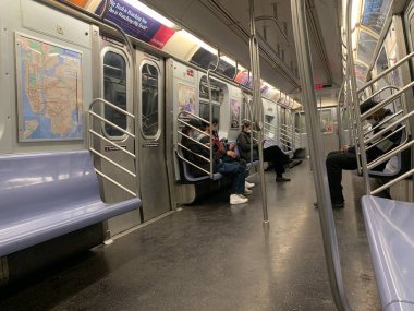 (Covid-19: metroda hareket var. Mayıs 02.2020, Brooklyn, New York, ABD: Coronavirüs salgınının ortasında Brooklyn 'de metroda insan dolaşımı