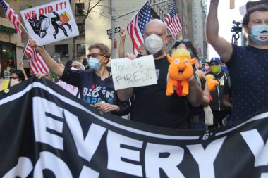 (İnsanlar Joe Biden 'ın 46. başkan olarak zaferini kutlamak için 7. caddeye yürüyorlar. 7 Kasım 2020, New York, ABD: Joe Biden 'ın ABD' nin 46. Başkanı olarak zaferini kutlamak için 7. (F