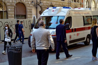 (Milano 'da bir bisikletçinin kazası oldu. 28 Mayıs 2020, Milano, İtalya: Kurtarma ekipleri bir kazada bisiklete binen genç bir kadının yardımına koştu ve birçok kişi bu durumdan etkilendi. 