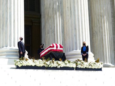 WASHINGTON DC, ABD, 23.09.2020 - Yüksek Mahkeme için SOLEMN nöbeti RuTH GINSBURG - Büyük bir Amerikalı avukat dinlenirken, bir gece nöbeti ve tarihi olaylar seremonisi Birleşik Devletler Anayasa Mahkemesi önünde gerçekleşir.