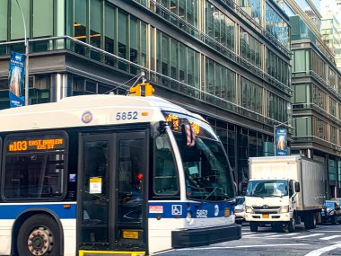 (Manhattan 'da yoğun trafik var. 30 Haziran 2020, Manhattan, New York, ABD: Bu sabah Manhattan' ın ortasında 3. caddede ağır bir trafik var ve yayalar için ağır hareket ve zorluklara neden oluyor. (Fotoğraf: Niyi Fote / TheNews2 / Depozito Fotoğrafları)