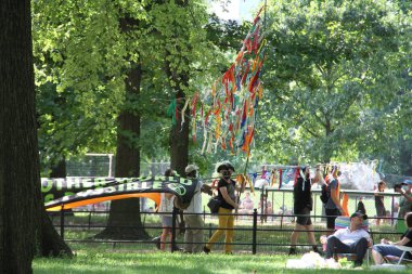 New York, ABD: New York City 'nin bu hafta yeniden açılmasına rağmen, Coronavirus salgını nedeniyle Times Meydanı bölgesinde bazı mağazalar hala kapalı