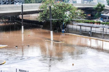Sao Paulo 'da şiddetli yağış var. 8 Aralık 2020, Sao Paulo, Brezilya: Sao Paulo şehir merkezindeki sağanak yağış sel ve insanların akışını etkiliyor