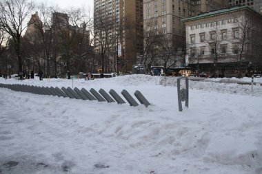 17 Aralık 2020, New York, ABD: New York 'a yağan yoğun kar sonrası pek çok yan etki ve eğlence getirdi. Bu birçok insanın hareket etmesine neden oldu ve Central Park 'taki gölleri dondurdu. 