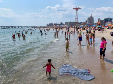 2 Temmuz 2020, Coney Adası, Brooklyn, New York, ABD: Brooklyn 'deki Coney Adası' nda insan hareketi. New York 'taki plajlar şehri vuran Covid-19 salgını nedeniyle dün (01) tecritten sonra tekrar açıldı. Ancak, insanların çoğu...
