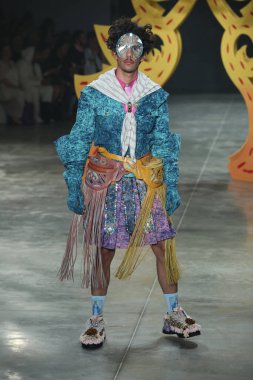 SAO PAULO, SP, 10 / 17 / 2019 - SPFW N48 - Perşembe gecesi Sao Paulo 'daki Ibirapuera Park' taki Pavilhao das Culturas Brasileiras 'taki SPFW N48 marka geçit töreni 