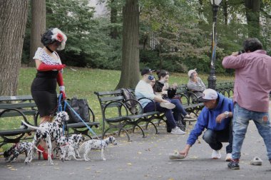 18 Ekim 2020 'de, Central Park, New York, ABD: Kathleen Carrasiquilo' nun Central Park 'ta Cadılar Bayramı için Dalmaçyalı köpeklerle fotoğraf çekimi yapması ve böylece parka gidenlerin fotoğraf çekme fırsatını yakalaması. (Fotoğraf: Niyi Fote / TheNew