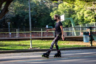 13 Temmuz 2020, Sao Paulo, Brezilya: Pazartesi günü yeniden açılan Sao Paulo kentinin güney bölgesinde yer alan Ibirapuera Park 'ta hareketlilik. Sao Paulo 'nun başkenti kısmen yeniden açılıyor, parklar ve spor merkezleri.