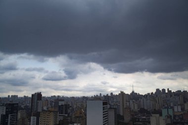 Sao Paulo 'da şiddetli yağış var. 8 Aralık 2020, Sao Paulo, Brezilya: Sao Paulo şehir merkezindeki sağanak yağış sel ve insanların akışını etkiliyor