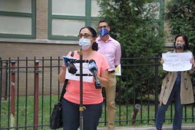 7 Ekim 2020, Forest Hill, New York, ABD: Bazı aileler New York eyalet valisinin okulları kapatma kararına tepki olarak 71-25 St. Forrest Hills, New York 'taki Devlet Okulu 196' da protesto eylemi düzenlediler. Phil Won, MSK 24 Topluluk Eğitimi Başkanı