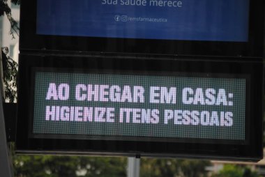 (INT) Covid-19: Sao Paulo. pril 12.2020, Sao Paulo, Brezilya 'da hava durumu: Termometre bu öğleden sonra 18C' yi gösteriyor ve covid-19 salgınını kontrol altına alma önerileriyle değişmeli