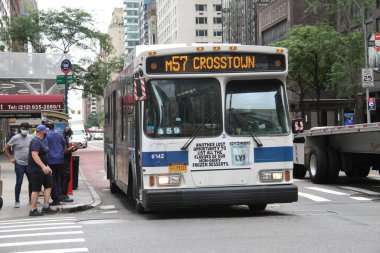 (MTA, bugünden itibaren otobüs biletleri ve ön kapıdan giriş yapacak. 31 Ağustos 2020, New York, ABD: MTA (Metropolitan Transportation Authority) New York 'taki metro ve otobüs ulaşımından sorumludur