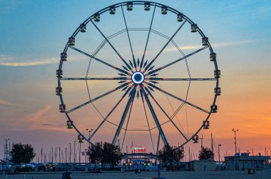 Riviera Romagnola 'da 40 derece. 1 Ağustos 2020 'de İtalya' nın Rimini kentinde Ağustos ayının başlangıcında ve yükselen sıcaklıkta turistler ve İtalyanlar plajda serinlemek için bundan yararlandılar.
