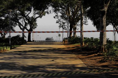 PORTO ALEGRE, RS, 07.04.2020 - ORLA DO GUAIBA VE KAYIP - Nelson Marchezan Junior, Porto Alegre 'de kalabalıktan kaçınmak için 15 gün boyunca çitli parkları ve Guaiba sahillerini kapatacağını duyurdu.