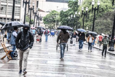 Sao Paulo (SP), 21 / 09 / 2020 - MOVIMENTO E CLIMA DO TEMPO - Movimentacao e termometro medem 18 graus na regiao da avenida paulista na cidade, nesta segunda-feira (21). (Fotoğraf: Adeleke Anthony Fote / TheNews2 / Depozito Fotoğrafları) 