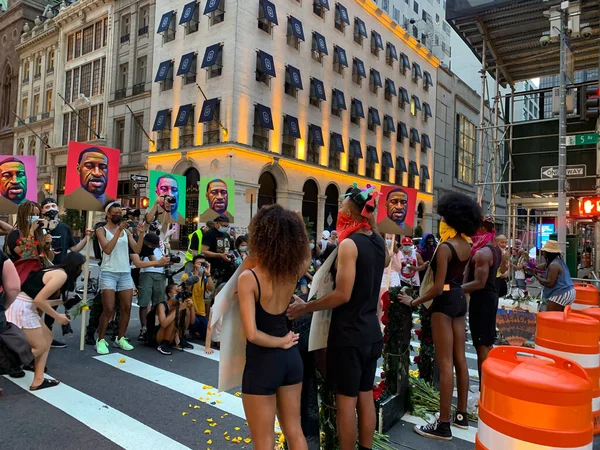 ブラック ライフトランプ タワーでの抗議 2020年7月12日 ニューヨーク州 ブラック ライフBlm壁画でトランプ タワーの前で抗議している ジョージ フロイドの殺害と警察の残虐行為に対する正義を要求している — ストック写真