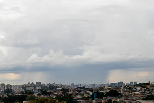 圣保罗的天气状况 2021年1月6日 巴西圣保罗 圣保罗南部与Taboao Serra市和Itapecerica Serra市接壤的地区正在形成多云的暴雨和雷电天气 — 图库照片