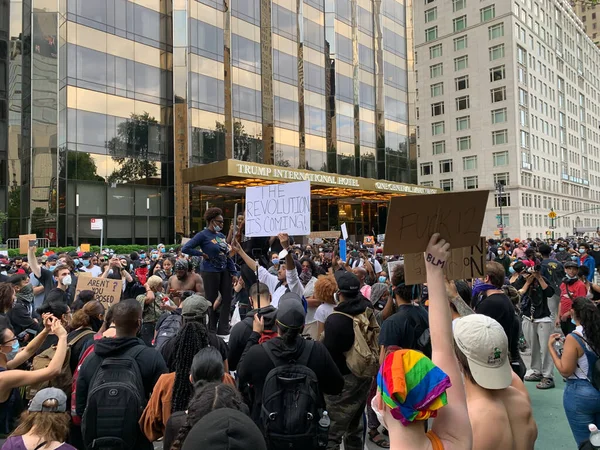Békés Tiltakozás George Floyd Ellen Trump International Hotelben Columbus Circle — Stock Fotó