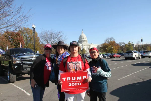 New ワシントンDcのトランプのための万3月 2020年11月14日 米国メリーランド州ワシントンDc トランプ支持者は トランプへの支持と大統領に対する抗議を示すために 3月にワシントンDcの自由広場に集まります — ストック写真