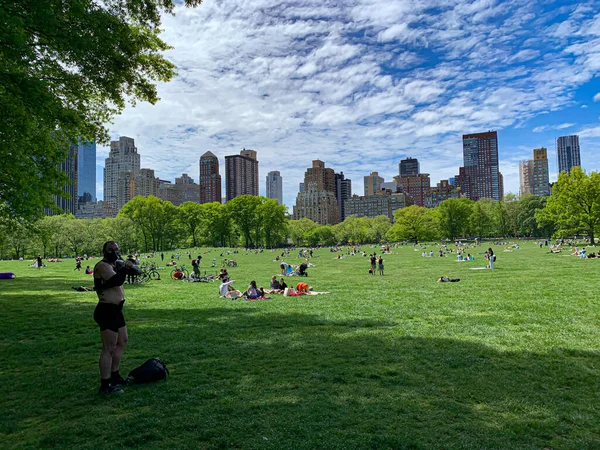 Novo Covid Crowded Central Park Maio 2020 Nova York Eua — Fotografia de Stock