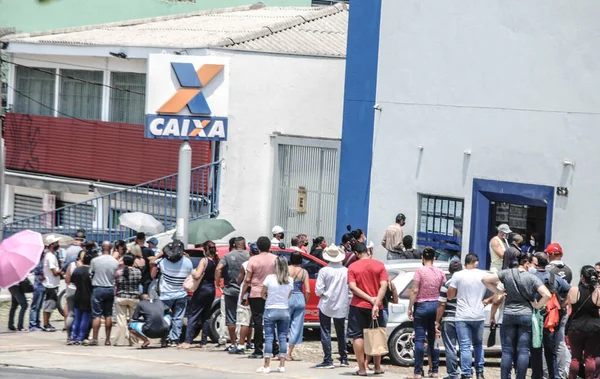 人々の長蛇の列は 銀行で政府の財政援助を撤回する 2020年10月14日ブラジル サンパウロ サンパウロ南部のシダデ ドゥトラにあるカイシャ経済連邦銀行支店に並ぶ人々 — ストック写真