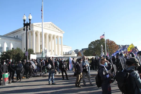 New York, ABD: New York City 'nin bu hafta yeniden açılmasına rağmen, Coronavirus salgını nedeniyle Times Meydanı bölgesinde bazı mağazalar hala kapalı