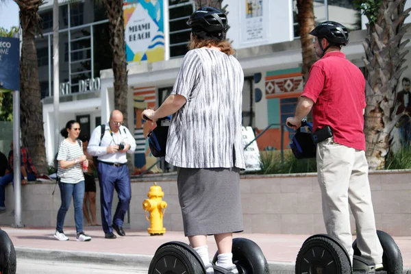 Miami Usa 2020 Emberek Sétálgatnak Miami Tengerpartján Usa — Stock Fotó