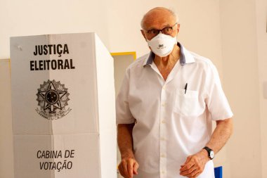 Sao Paulo 'daki ikinci tur seçimler. 29 Kasım 2020, Sao Paulo, Brezilya: Senatör seçilmiş Eduardo Suplicy, Alameda Gabriel Monteiro da Silva 'daki Colegio Madre Alix sandık merkezinde ilk tur oylamasında en çok oy alan aday.