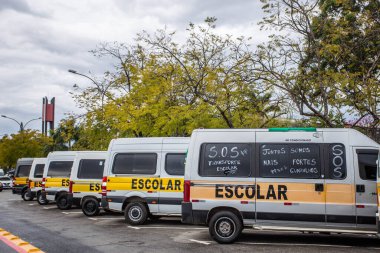 1 Temmuz 2020, Sao Paulo, Brezilya: Sao Paulo 'daki çok sayıda şehirden okul minibüsü sürücüleri bu sabah Sao Paulo Yasama Meclisi önünde hükümete karşı gösteri yapmak için geçit töreni düzenledi.
