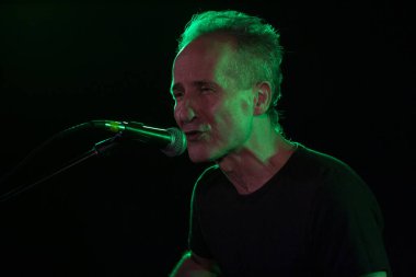 IRA FOLK 'un müzikal gösterisi. 18 Aralık 2020, Sao Paulo, Brezilya: Nasi ve Edgard Scandurra, TOM BRASIL 'in sahnesinde ilk kez. Şovu, IRA 'yı aradılar! Grubun klasik akustik ve duygusal performansı olan FOLK