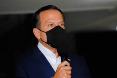 New York, ABD: New York City 'nin bu hafta yeniden açılmasına rağmen, Coronavirus salgını nedeniyle Times Meydanı bölgesinde bazı mağazalar hala kapalı