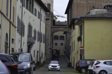 İtalya 'ya yeni Covid-19 kısıtlamaları getirilecek. 1 Kasım 2020 'de Sansepolcro, Toscana, İtalya: Caddeler daha boş hale gelirken, İtalya' da tam bir ablukayı önlemek için 2 Kasım 'da yeni ve daha fazla kısıtlama getirilecek 