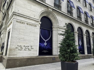 (Covid-19 'un ortasında lüks dükkanlar kapandı. 16 Nisan 2020, New York, ABD: New York 'ta Madison Bulvarı' ndaki lüks dükkanlar, Coronavirus salgını nedeniyle hırsızlığı önlemek için ahşap kaplama ve pencerelerle kapatıldı (covid- 19). İzolasyon ve ho kalmak