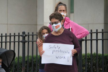 7 Ekim 2020, Forest Hill, New York, ABD: Bazı aileler New York eyalet valisinin okulları kapatma kararına tepki olarak 71-25 St. Forrest Hills, New York 'taki Devlet Okulu 196' da protesto eylemi düzenlediler. Phil Won, MSK 24 Topluluk Eğitimi Başkanı