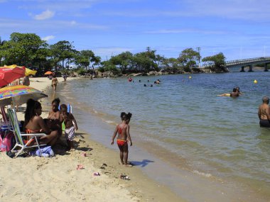 Canto sahili plaj aşıkları için bir cazibe merkezi. 13 Ocak 2021, Vitoria, Espirito Santo, Brezilya: Vitoria şehri Espirito Santo 'da yıkanmak için son derece temiz, sessiz ve tam onaylı Canto plajı plaj aşıkları için karşı konulmazdır. 