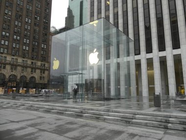 (Covid-19 / New York 'ta Hareket. 29 Mart 2020, New York, ABD: Coronavirus salgını yüzünden Apple mağazası ve Trump Kulesi kapatıldı ve New York 'ta sokaklar boşaldı