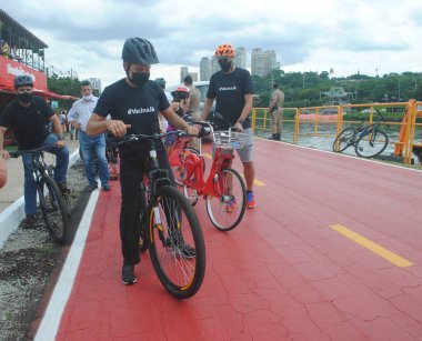 12 Aralık 2020, Sao Paulo, Brezilya: Sao Paulo Valisi, Joao Doria ve Sao Paulo Belediye Başkanı Bruno Covas, Marginal Pinheiros bisiklet yolunun yeniden canlandırma çalışmalarına katıldılar. 