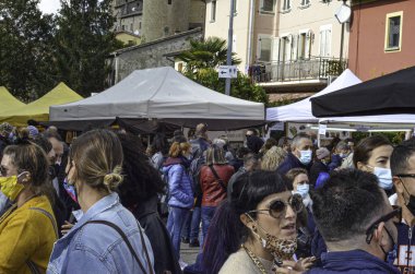 Sant 'Agata Feltria' nın 36. Ulusal Mantar Fuarı. 19 Ekim 2020, Santagata, İtalya: Bu yıl, Sant 'Agata Feltria' da her pazar günü beyaz trüf mantarı etkinliği var.